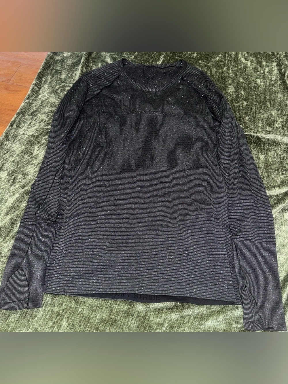 Lululemon swiftly tech shimmer long sleeve
Sz 12